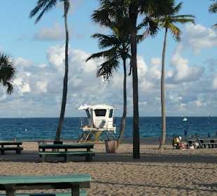 Direkt an der Strasse mit Parkplätzen