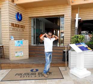 Kellner vom "Palmera Seaside" Restaurant