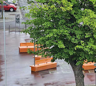 Orange Bänke auf dem Maxplatz