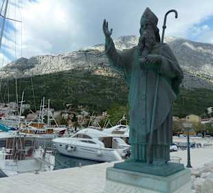 Bronzestatue des Hl. Nikolaus in der Hafeneinfahrt
