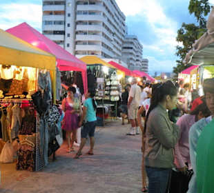 Verkaufstände auf dem Nacht Markt