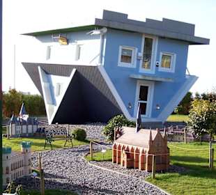 Ein Haus steht Kopf