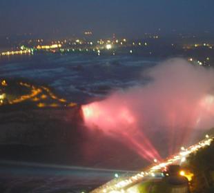 Blick auf die beleuchteten Fälle