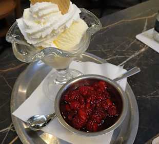 Vanilleeis mit Sahne und warmen Himmbeeren