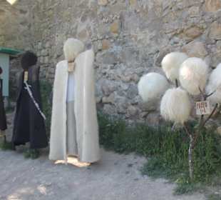 Festung Ananuri - Schaffellmützen