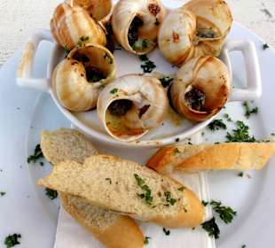 Schnecken mit Knoblauchbutter und Baguette