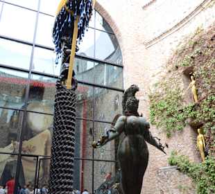 Rzeźba na dziedzińcu - Teatro-Museo Dalí