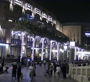 Vor der Dubai Mall