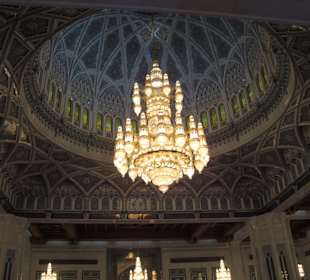 Kronleuchter in derSultan Quabos Moschee