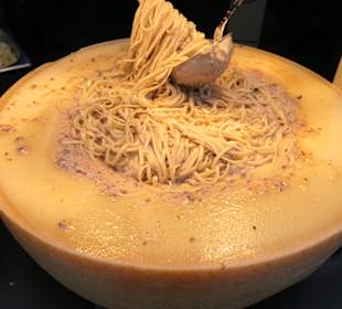 Abendessen vom Buffet beim jil Rooftop Drink&Dine