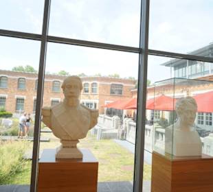 Blick aus einem Museumsflügel hinüber zur Terrasse