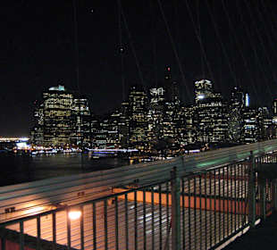 Downtown von der Brooklyn Bridge am Abend