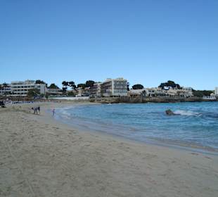 Strand mit Blick Richtung Hotel