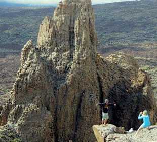 Waghalsiges Foto vor dem Fels