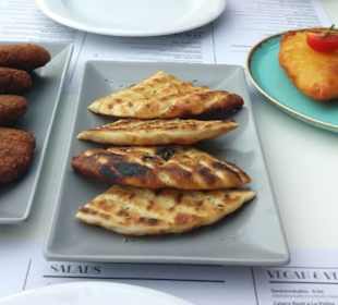 Falafel, Knoblauchbrot und fritierter Käse