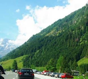 Breite gut ausgebaute Straße