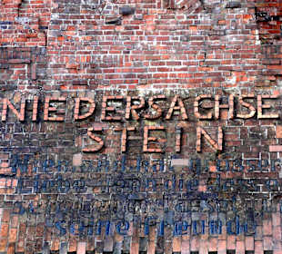 Gedenktafel am Fuße des Steins