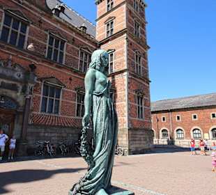 Statue vor dem Bahnhof