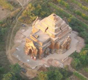 Wir gleiten über die Pagoden