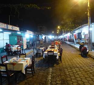 Tische und Stühle werden auf die Straße gestellt