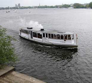 Dampfschiff auf der Alster