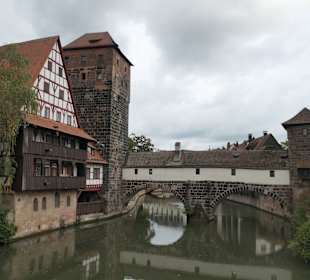 Links Weinstadel und Wasserturm, rechts Henkerturm