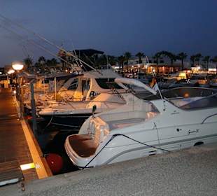 Yachthafen bei Nacht