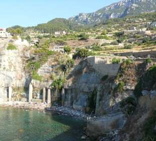 Bucht mit Wasserfall