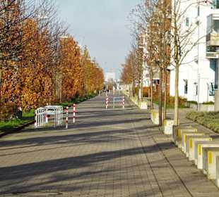 Auf der Überseepromenade am Weserufer
