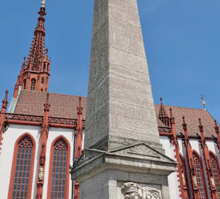 Obeliskbrunnen und Marienkapelle am Marktplatz
