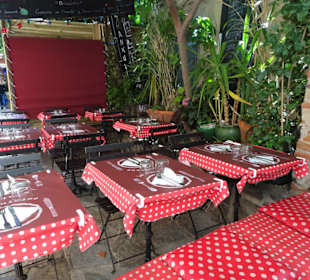 Sitzplätze auf der Terrasse im La Cuisine-Comptoir