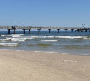 Bansin: Blick vom Strand auf die Seebrücke