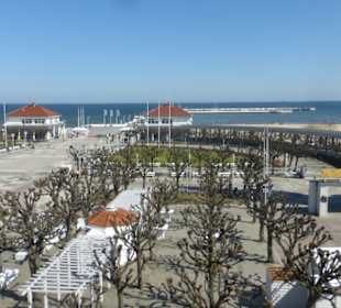 Blick von INFO auf Kurpark, Ostsee und Seebrücke