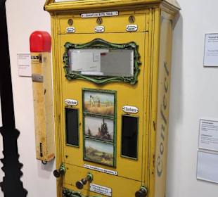 Postkarten-, Schokolade- und Bonbonautomat