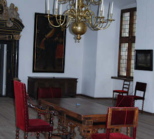 Tisch mit Stühlen