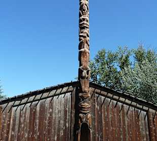 Eingang zum Langhaus und Totem