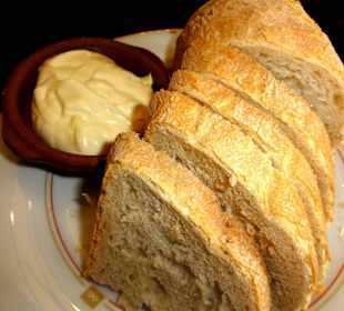Hausgebackenes Brot mit Aioli