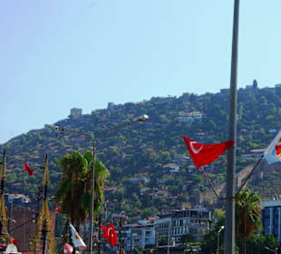 Oben die Burg am Hafen gut zu sehen