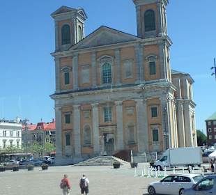 Die Friedenskirche im Osten des Platzes