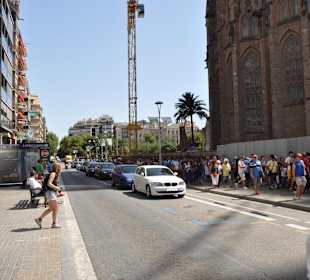 Tausende vor der Kasse zur Besichtigung der S.Fami