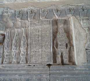 Abbildungen der Außenmauern des Hathor-Tempels