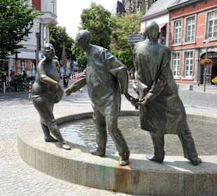 Ansichten des Brunnens "Kreislauf des Geldes"