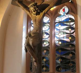 Der lächelnde Jesus am Kreuz in St. Quintin
