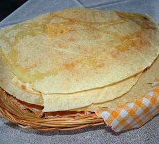 Knuspriges Pane Carasau vor dem Essen