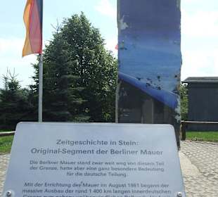 Stück der Berliner Mauer am "Blauen Haus"