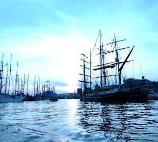Hamburger Hafen mit vielen Schiffen