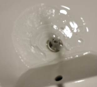 Im Waschbecken läuft das Wasser nicht ab