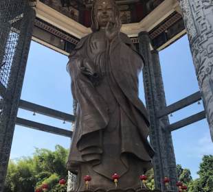 Große Statue an der Pagode