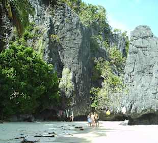Wunderbare Felsen auf unserer Luch Insel