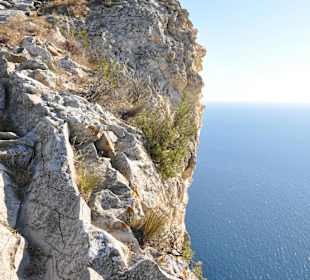 Senkrecht ins Meer abfallende Klippen